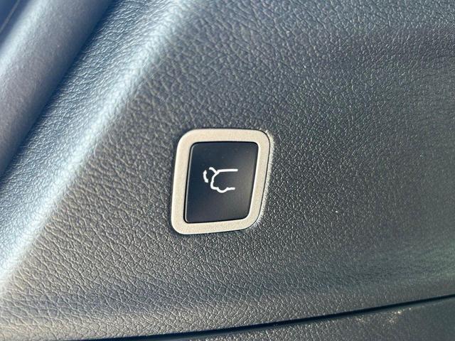 Photo of 2025 Bright White Clearcoat Chrysler Pacifica