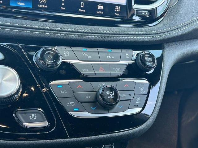Photo of 2025 Bright White Clearcoat Chrysler Pacifica