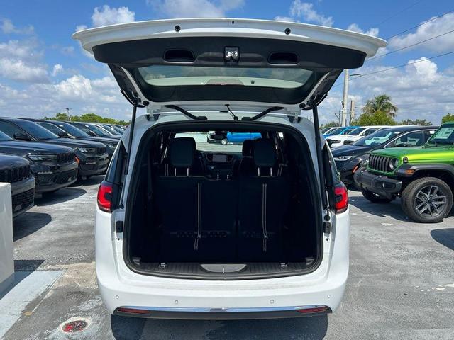 Photo of 2025 Bright White Clearcoat Chrysler Pacifica