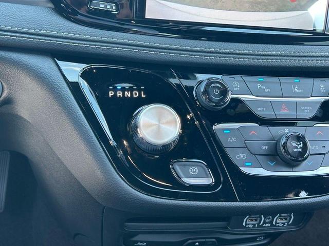 Photo of 2025 Bright White Clearcoat Chrysler Pacifica