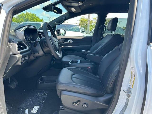 Photo of 2025 Bright White Clearcoat Chrysler Pacifica
