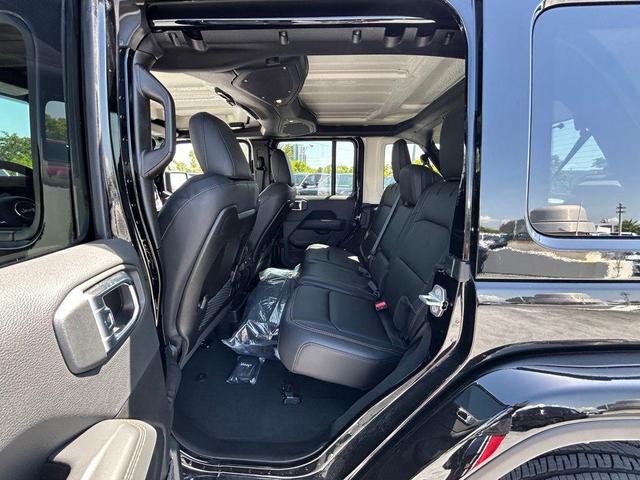 Photo of 2025 Black Clearcoat Jeep Wrangler