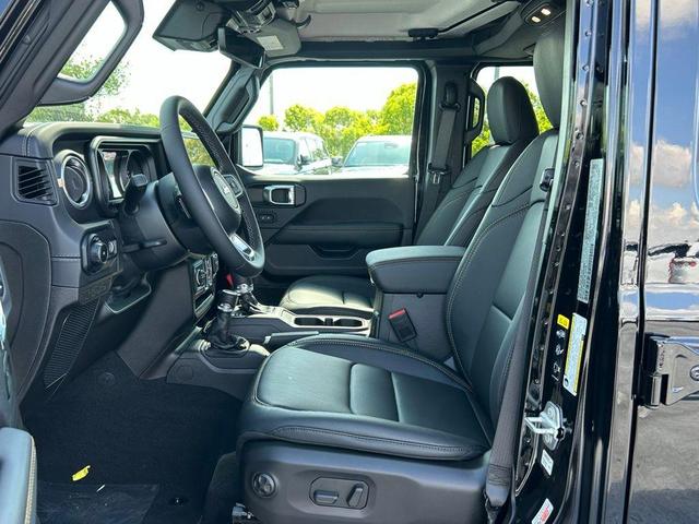 Photo of 2025 Black Clearcoat Jeep Wrangler