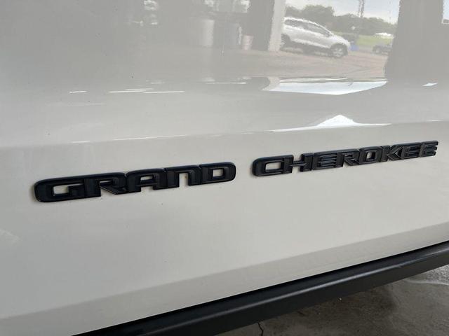 Photo of 2019 Bright White Clearcoat Jeep Grand Cherokee