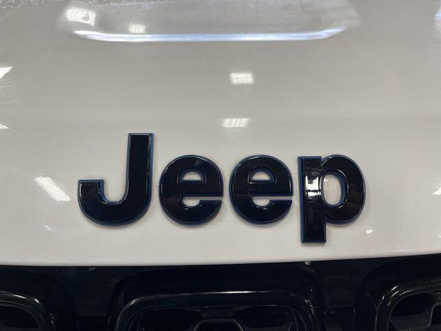 Photo of 2019 Bright White Clearcoat Jeep Grand Cherokee