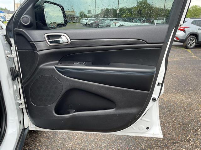 Photo of 2019 Bright White Clearcoat Jeep Grand Cherokee