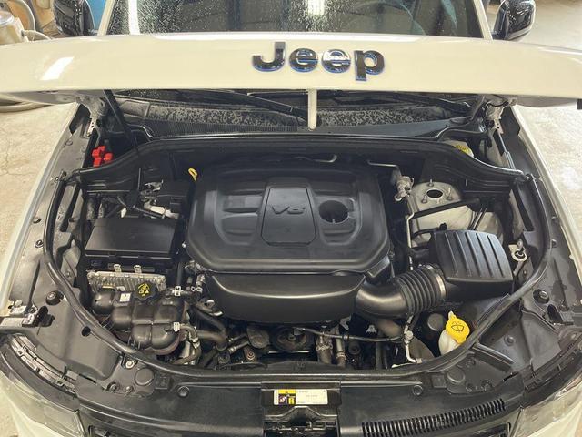 Photo of 2019 Bright White Clearcoat Jeep Grand Cherokee