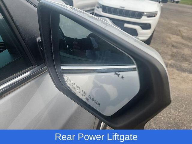 Photo of 2021 Silver Ice Metallic Chevrolet Equinox