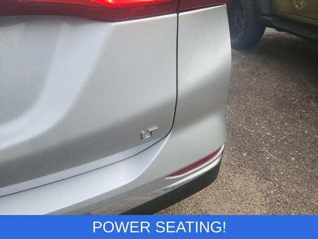 Photo of 2021 Silver Ice Metallic Chevrolet Equinox