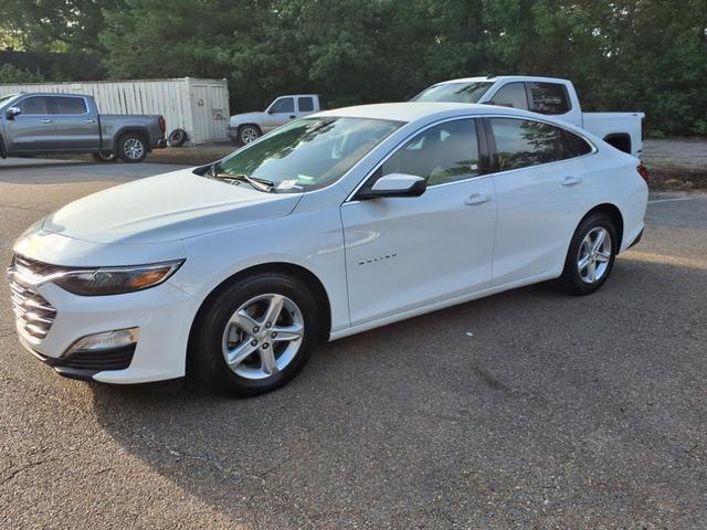 Photo of 2024 Summit White Chevrolet Malibu