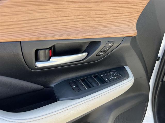 Photo of 2024 Pearl Toyota Grand Highlander