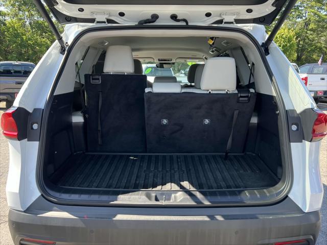 Photo of 2024 Pearl Toyota Grand Highlander