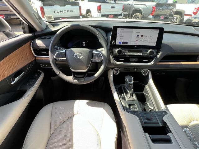 Photo of 2024 Pearl Toyota Grand Highlander