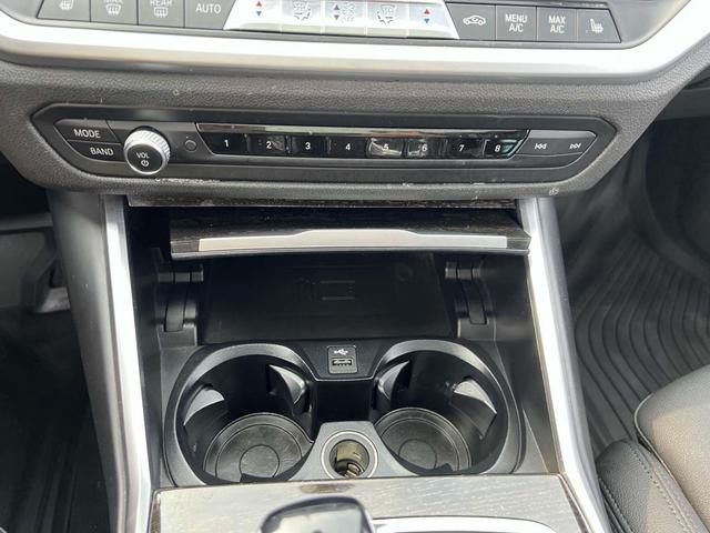 Photo of 2019 Black Sapphire Metallic BMW 330
