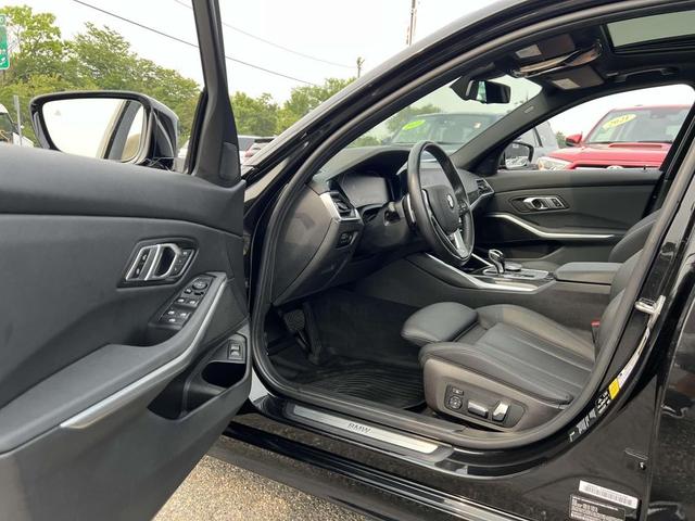 Photo of 2019 Black Sapphire Metallic BMW 330