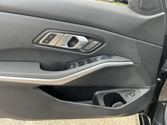 Photo of 2019 Black Sapphire Metallic BMW 330