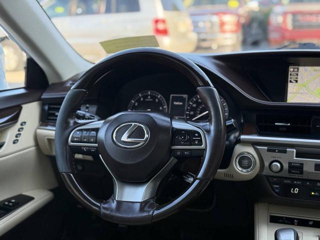 Photo of 2017 Eminent White Pearl Lexus ES 350