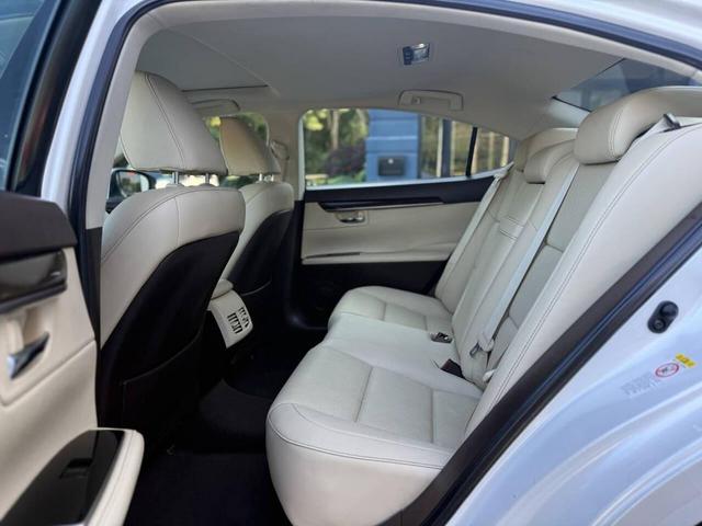 Photo of 2017 Eminent White Pearl Lexus ES 350