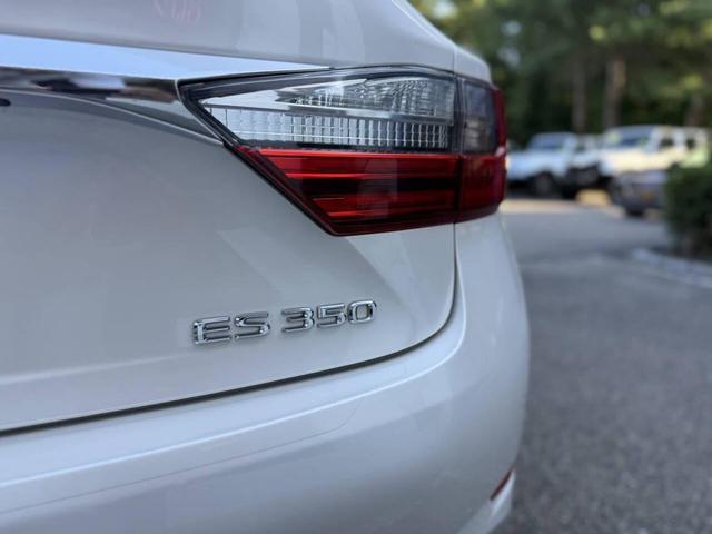 Photo of 2017 Eminent White Pearl Lexus ES 350