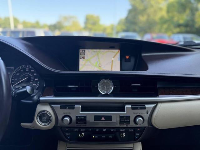 Photo of 2017 Eminent White Pearl Lexus ES 350