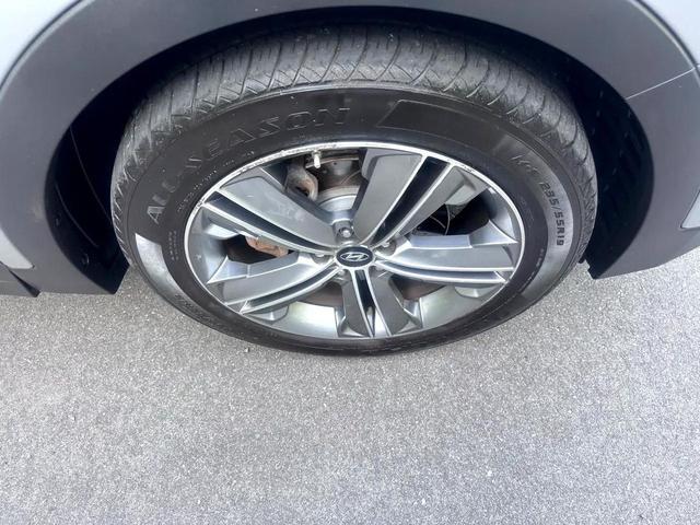Photo of 2016 Gray Hyundai SANTA FE