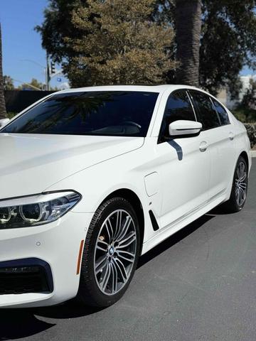 Photo of 2020 Alpine White BMW 530e
