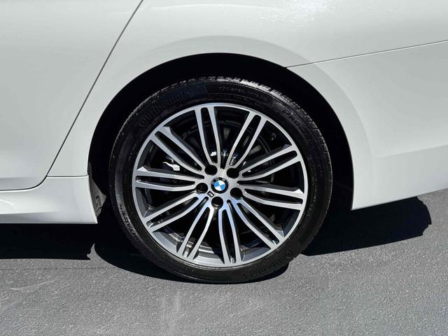 Photo of 2020 Alpine White BMW 530e