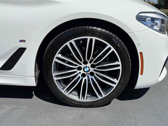 Photo of 2020 Alpine White BMW 530e