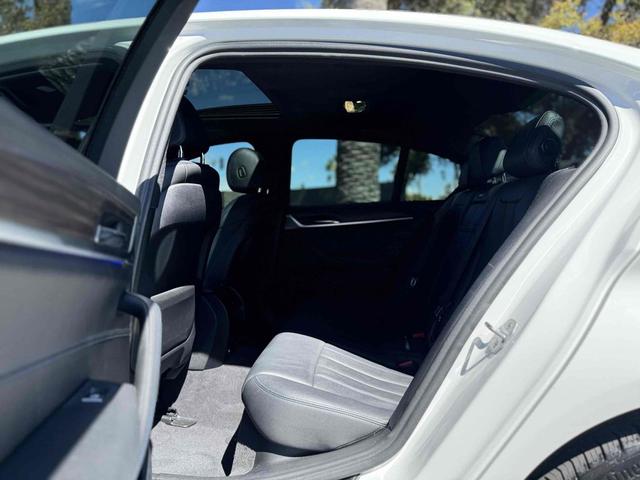 Photo of 2020 Alpine White BMW 530e