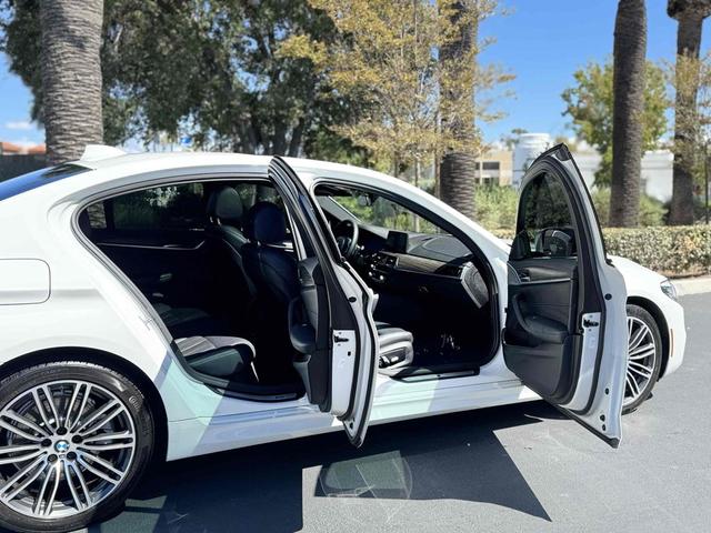Photo of 2020 Alpine White BMW 530e
