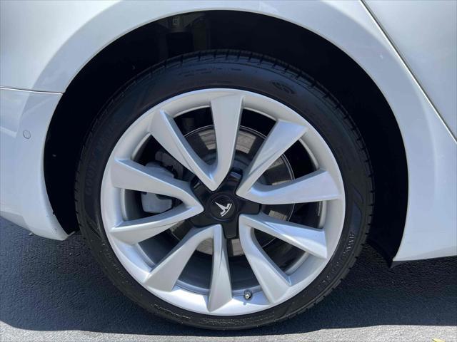 Photo of 2019 Pearl White Multi-Coat Tesla Model 3