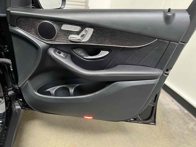 Photo of 2022 Black Mercedes-Benz GLC 300