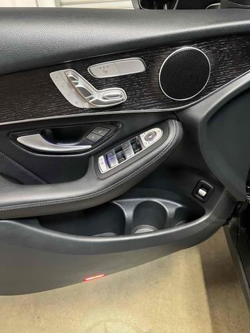 Photo of 2022 Black Mercedes-Benz GLC 300