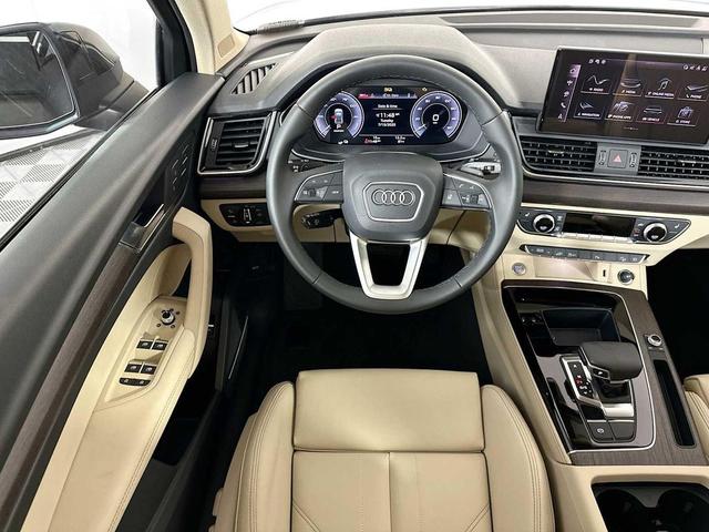 Photo of 2025 Mythos Black Metallic Audi Q5
