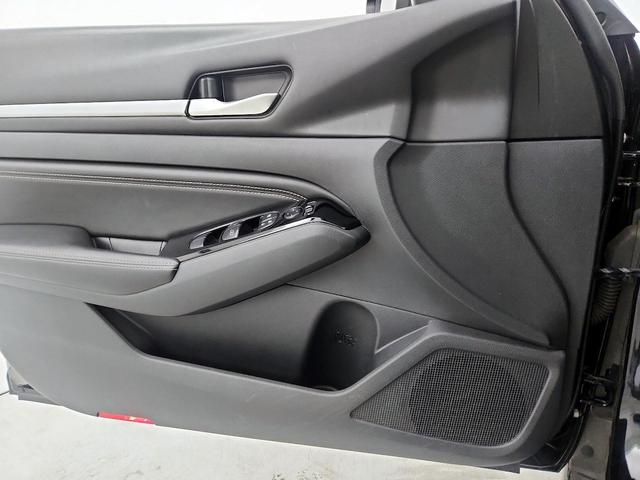 Photo of 2021 Black Nissan Altima