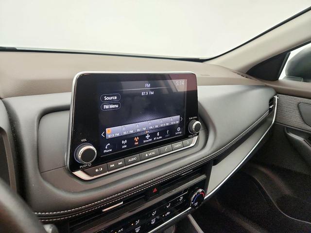 Photo of 2023 White Nissan Rogue