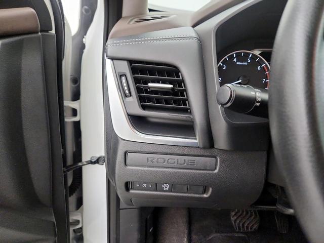 Photo of 2023 White Nissan Rogue