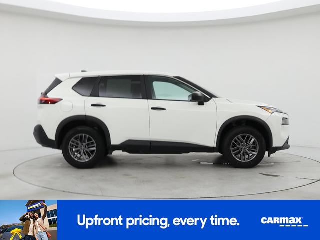 Photo of 2023 White Nissan Rogue