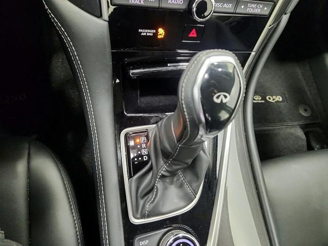 Photo of 2019 White INFINITI Q50