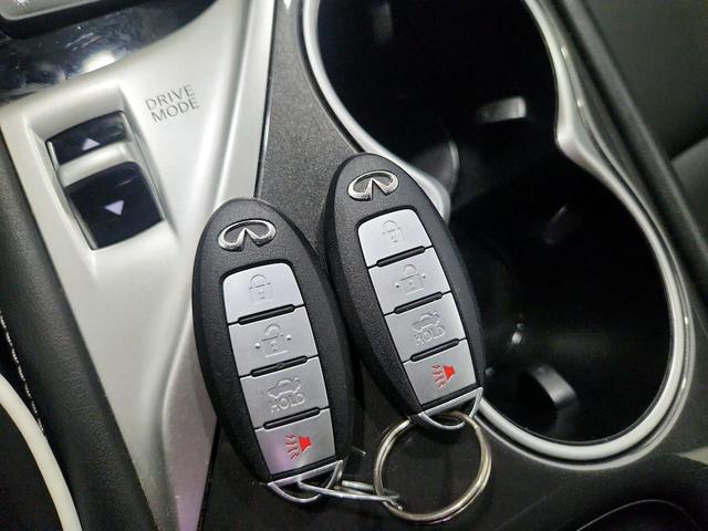 Photo of 2019 White INFINITI Q50