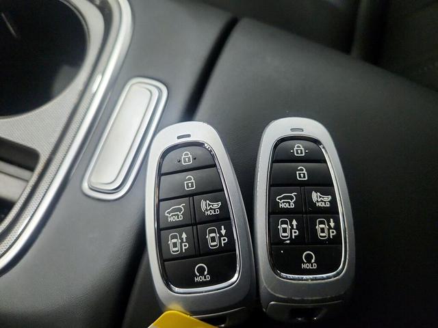 Photo of 2022 White Hyundai SANTA FE