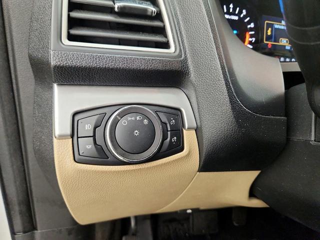 Photo of 2017 White Ford Explorer