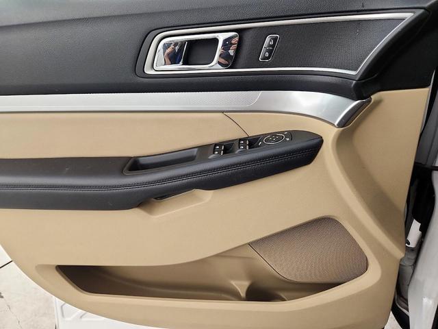 Photo of 2017 White Ford Explorer