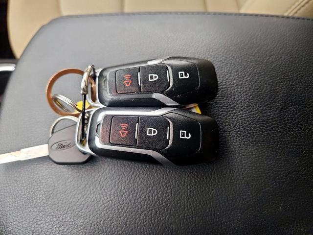 Photo of 2017 White Ford Explorer