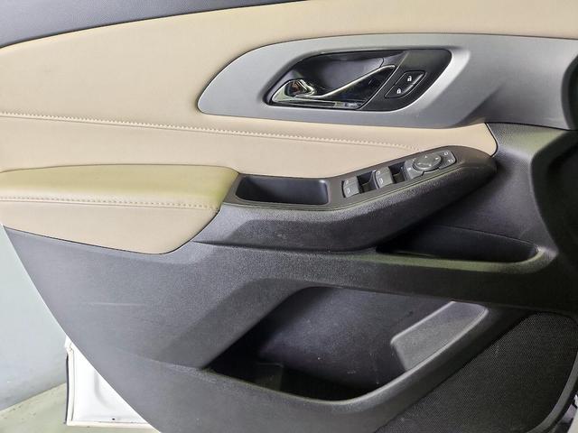 Photo of 2022 White Chevrolet Traverse