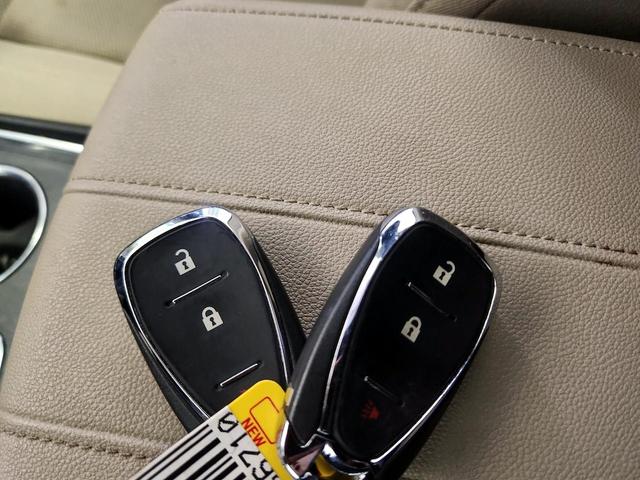 Photo of 2022 White Chevrolet Traverse