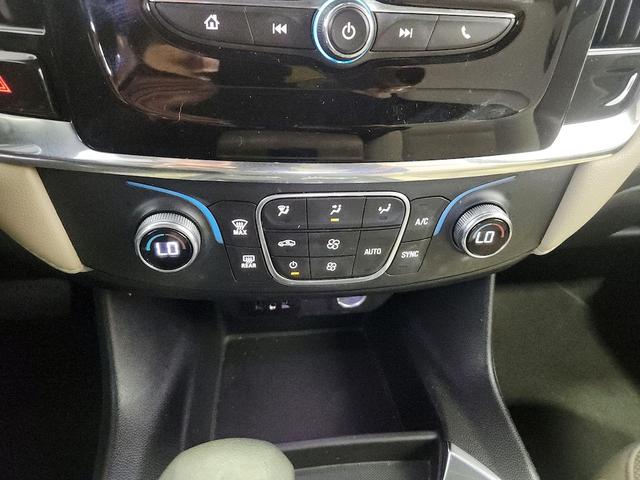 Photo of 2022 White Chevrolet Traverse