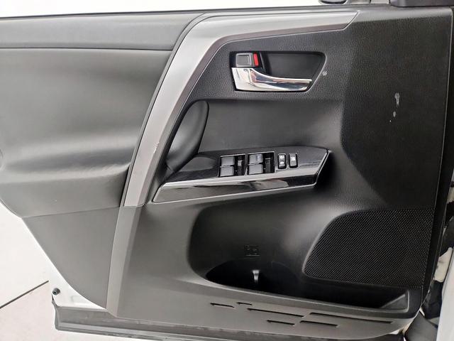 Photo of 2017 White Toyota RAV4 Hybrid