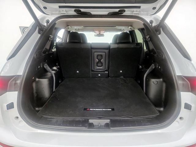 Photo of 2023 White Mitsubishi Outlander
