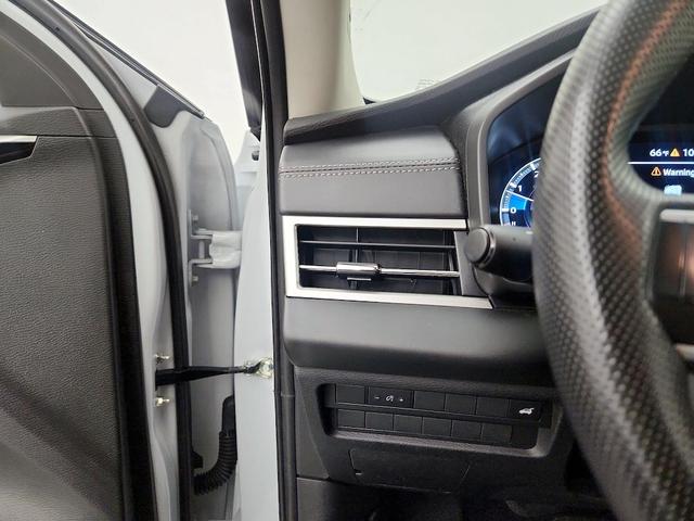 Photo of 2023 White Mitsubishi Outlander